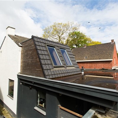 Dakopbouw zowel contrast als eenheid met bestaande bouw